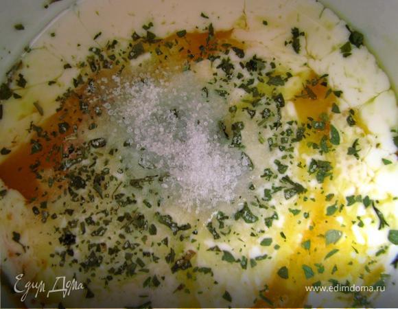 Яйцо, сливки, 1 ч.ложку соли, пасту из щавеля,петрушки и чеснока, муку взбить миксером. 