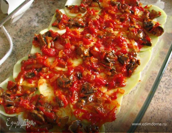 Сверху уложить тонко  нарезанные кабачки, а на них томатно-грибную пасту. Продолжать укладывать слоями. Верхний слой обильно посыпать натертым сыром. Запекать в духовке 30 минут при 170С.