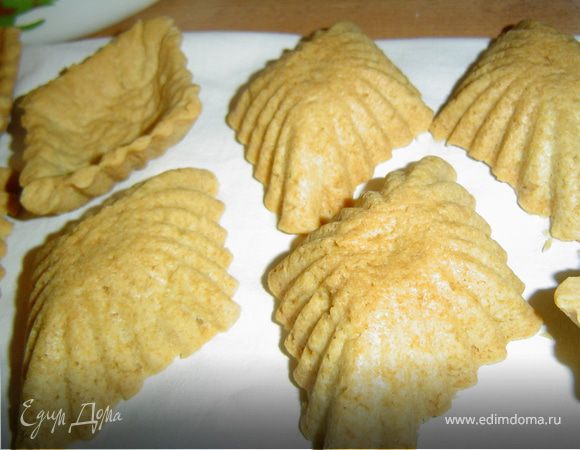 Для приготовления тарталеток маргарин растираем с сахарной пудрой, желтками. Добавляем соду, гашенную уксусом и соль. Постепенно добавляем муку, перемешиваем, получаем тесто, которое тонким слоем наносим на формы и выпекаем тарталетки при температуре 180 - 190 гр. до золотистого цвета.

Для начинки обжариваем на части масла лук и грибы, нарезанные тонкими ломтиками, охлаждаем и добавляем оставшееся масло и сок лимона. Посыпаем измельченным чесноком, чайной ложкой рубленной зелени и большим кол-вом перца. Аккуратно перемешиваем и даем постоять 30 минут. Солим грибную массу, добавляем креветки, сладкий перец и хорошо перемешиваем. Можно заправить салат майонезом+сметана(50%/50%).Выкладываем готовую массу в тарталетки, а сверху выкладываем икру и украшаем зеленью.

Приятного аппетита!!!