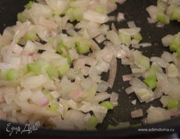 Лук и сельдерей обжарить на масле до золотистого цвета.