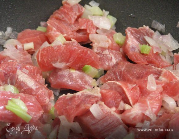 Мясо вымыть, обсушить. Нарезать небольшими кусочками и добавить к луку. Обжарить со всех сторон. Влить около 300 мл кипяченой воды, накрыть крышкой и готовить на среднем огне 40 минут.