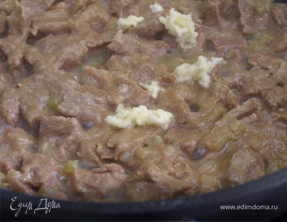 Когда мясо станет мягким, добавить порубленный чеснок (я использовала чеснокодавилку).