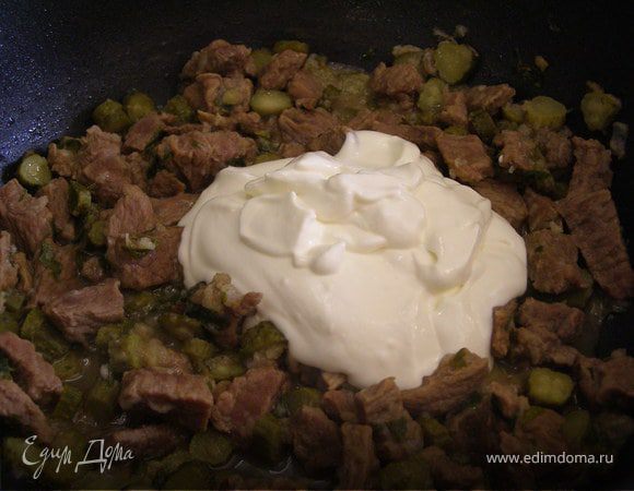 В сметану положить муку, тщательно размещать. Снять с огня мясо. В таган выложить сметану, перемешать. 