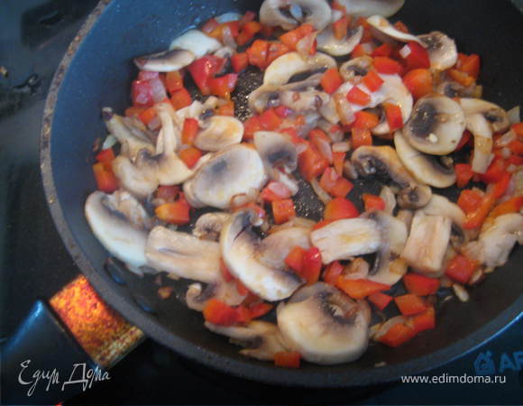 Лук,болг. перец и шампиньоны нарезаем и жарим на сковороде до мягкости(около 7 минут)