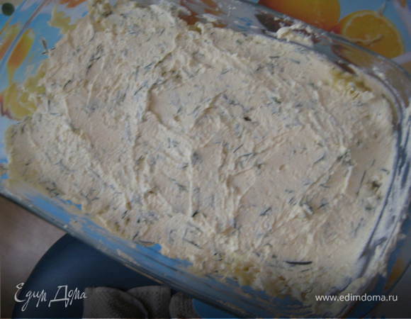 Собираем запеканку:Выкладываем в 2 слоя сваренную пасту на дно прямоугольной формы(у меня 25*15 см),сверху намазываем творожный крем.