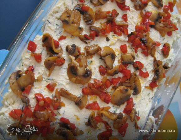 На творог равномерно выкладываем шампиньоны и болг. перец
