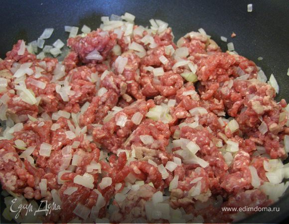 Мелко порезанный лук обжариваем с фаршем в течение 15 минут.