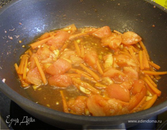 Морковь, помидор, сахар и бальзам. уксус уварить на среднем огне в течение 5-7 минут.