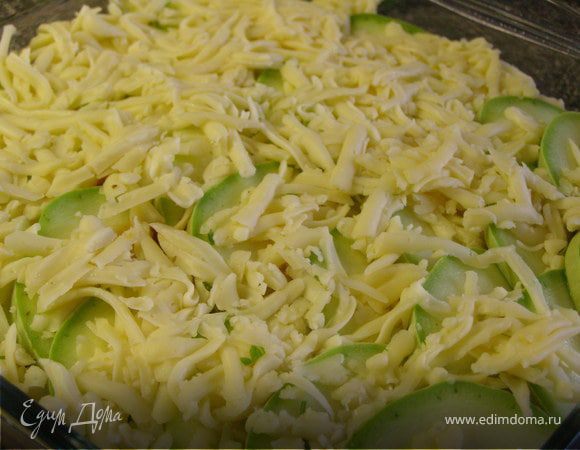 Сверху присыпем натёртым сыром.