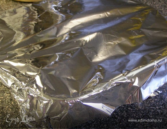 Духовку разогреваем до 200 градусов. Форму накрываем фольгой и отправляем запекаться минут на 45.