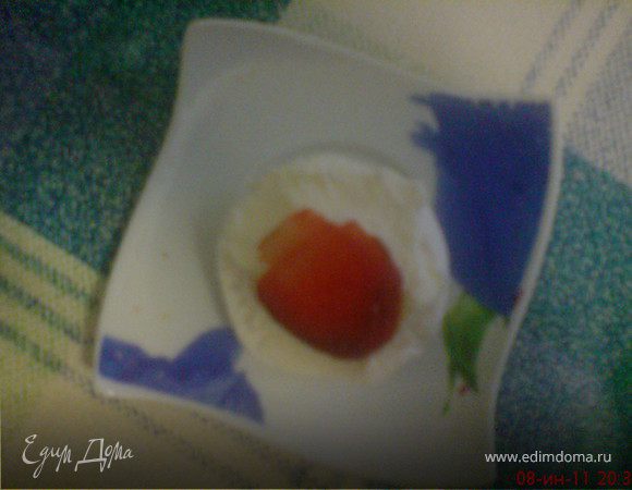 клубнику разрезать на колечки,одно из них уложить на половинку зефира