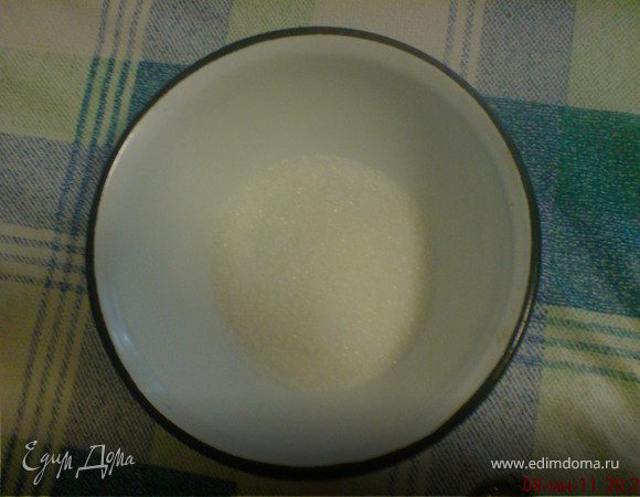 сахар насыпать в миску