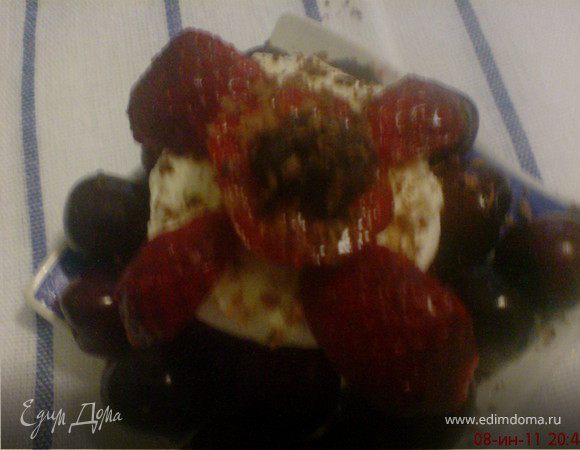 черешенки обмакивать в глазури и укладывать рядышком,вокруг зефира.
клубничку разрезать на 4 части и сделать лепестки