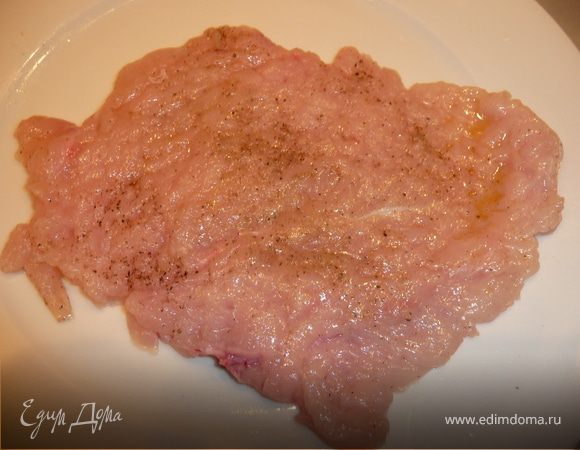 Отбиваем грудки с двух сторон. Солим, перчим, смазываем оливковым маслом. Стараемся, чтобы не было дырочек.