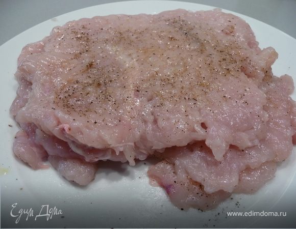 Таким образом подготавливаем все кусочки филе, складываем их друг на друга и оставляем мариноваться минут на 20, пока подготавливаем остальные ингредиенты.