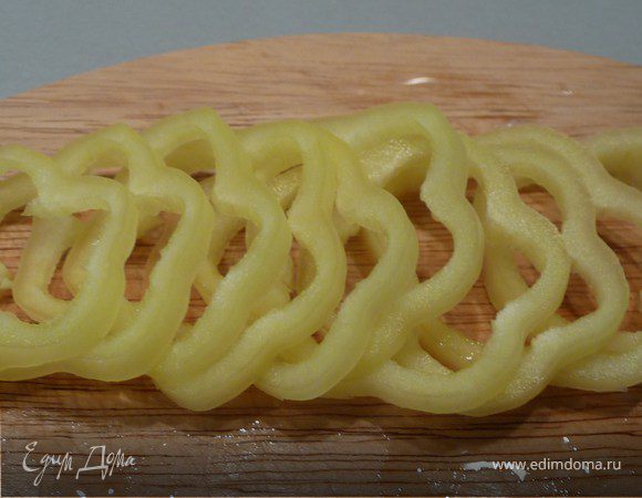 Перец режем кольцами