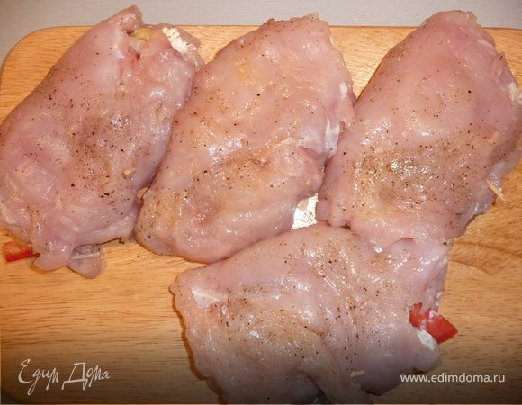 Накрываем конвертик второй половинкой грудки и "запечатываем" с помощью зубочистки. Подготавливаем так все грудки. 