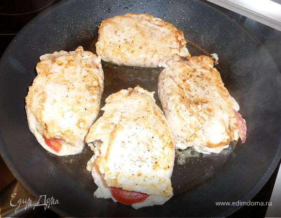Обжариваем грудки на сковородке с обеих сторон по 3-4 минуты. Перед тем, как перевернуть, удаляем зубочистку - конвертики уже закрепились.