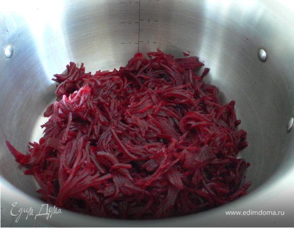 Свеклу отварить,затем очиститьи натереть на тёрке(для корейск.морк.)