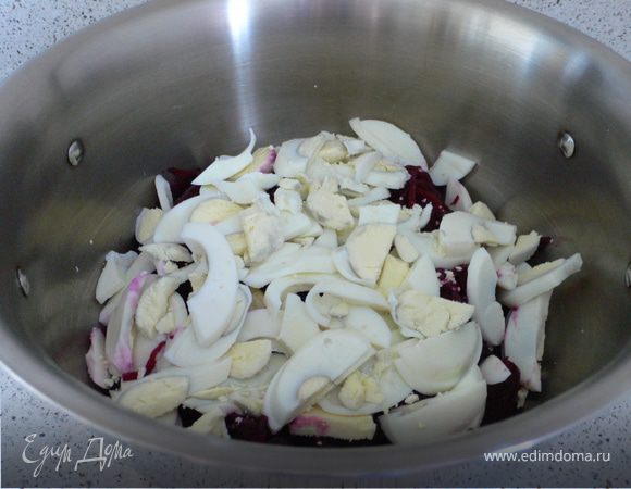 Отварное яйцо нарезать полукольцами