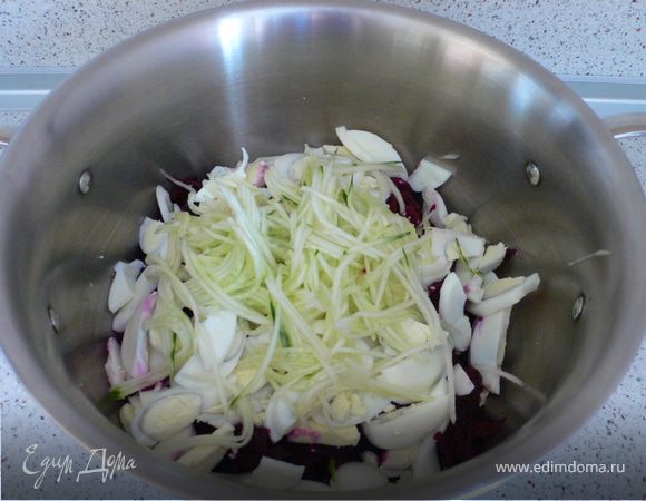 Натереть на тёрке огурец