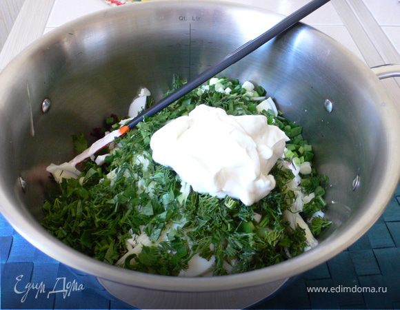 Добавить сметану, кефир(предварительно перемешать с водой), соль и перец по вкусу. Всё перемешать и поставить в холодильник на 2 часа.