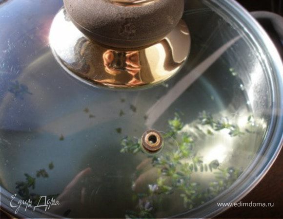 Цветы лаванды залить 4 стаканами кипятка, накрыть крышкой и дать настояться 10 мин.