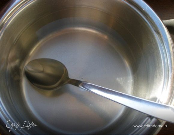 В 3 стаканах кипятка растворить сахар. 