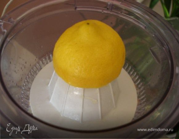 Выжать сок из лимонов ( у меня пошло 3 средних лимона). 