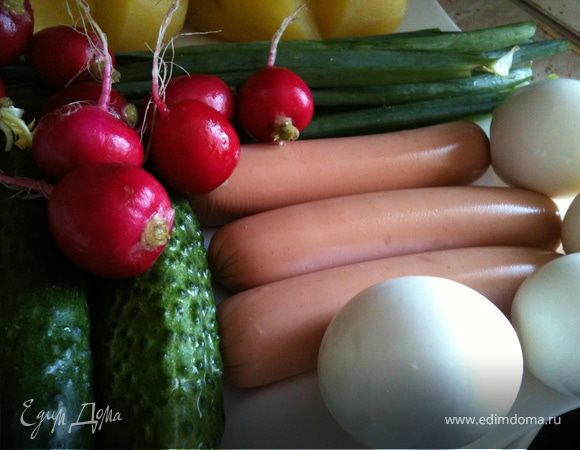 Отварите яйца и картофель. Нарезать мелким кубиком сосиски (мясо, ветчину), картофель, яйца, огурцы. Мелко покрошить редиску, лук, укроп. Лук необходимо потереть толкушкой с солью, чтобы он отдал свой сок :)))