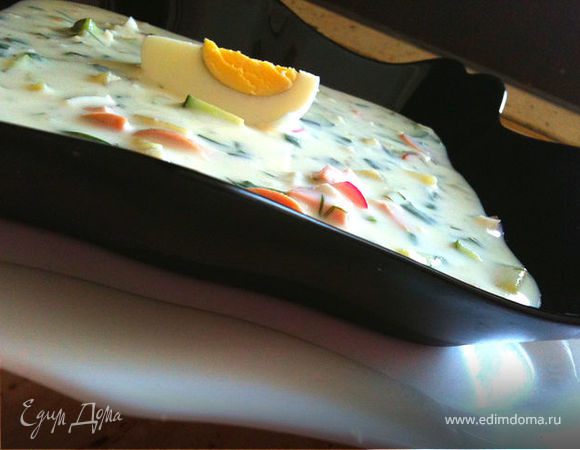 Поместите все в глубокую посуду, влейте лимонный сок по вкусу, еще немного соли и немного перчика. И наконец залейте все свеженьким вкусненьким кефиром. Перемешайте. Четвертинку яйца сверху и бон аппети!