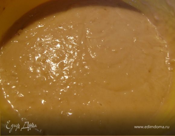 Смешиваем сухие ингредиенты: муку, крахмал, разрыхлитель, ванилин (или корицу) и добавляем к банановой массе. Все тщательно перемешиваем.