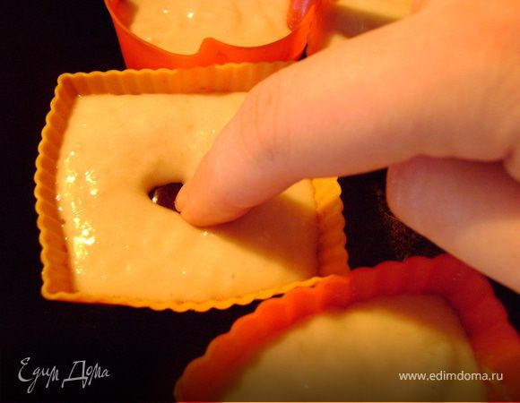 Из черешни удаляем косточки. Формочки на треть заполняем тестом и прячем в серединку "сюрприз".