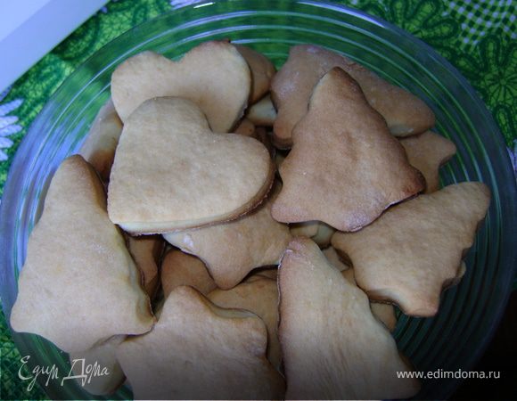 Все гениальное просто )
Взбиваем яйца с сахаром и солью, добавляем молоко, масло, ванилин и соду. Теперь муки столько, сколько возьмет тесто. Должно получиться эластичное, но не слишком тугое тесто. 
Раскатываем тесто в пласт толщиной 0.5-0.8 см (если тоньше, то печенье получается хрустящее). Если есть формочки, то вырезаем. Если нет, можно просто ромбиками нарезать, тоже неплохо получется.
В разогретую до 200 гр. духовку на 5-7 минут и готово !!!
Приятного чаепития =)