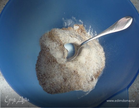 Разогреть духовку до 200°C. Для теста смешиваем муку, миндальный орех и разрыхлитель. 