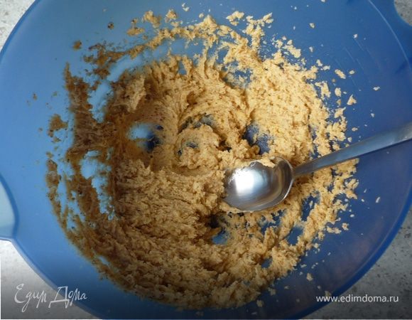 Затем добавляем остальные ингредиенты для теста и с помощью миксера сначала на небольшой скорости, а потом на самой большой все смешиваем в течение 2-х минут до образования однородного теста.