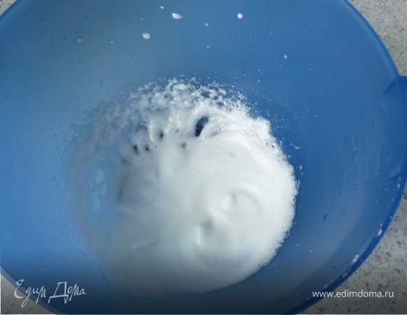 Тем временем готовим начинку. Взбиваем крепко яйчный белок с помощью миксера на большой скорости. 