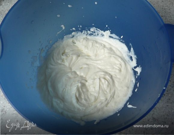 Затем добавляем творог, сахар и манку, перемешиваем.