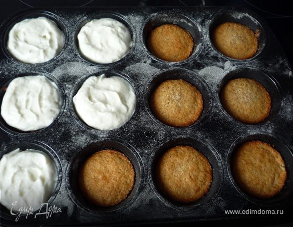 Убавляем темпетаруру в духовке на 20°. Выкладываем творожный крем на запеченую основу. Продолжаем запекать минут 10-15.