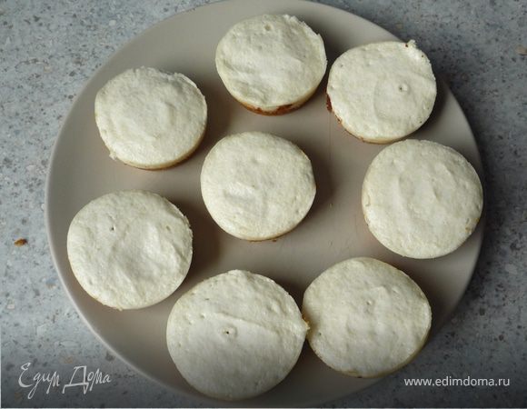 Достать форму из духовки и дать остыть 10 минут. Затем аккуратно переложить маффины на тарелку и дать полностью остыть. 