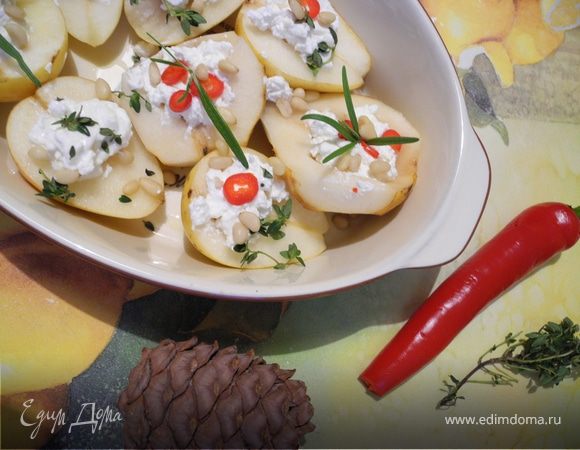 Положить в углубление чайную ложку сыра, бросить по листику розмарина и тимьяна, колечки чили. Посыпать кедровыми орешками.