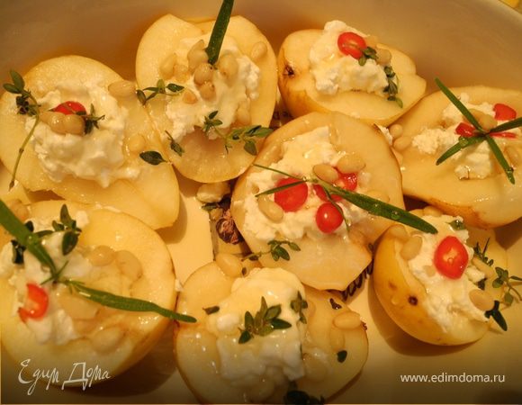 Затем полить медом. Разрезать сухой инжир на четвертинки и добавить к груше. Сбрызнуть лимоном и коньяком. 