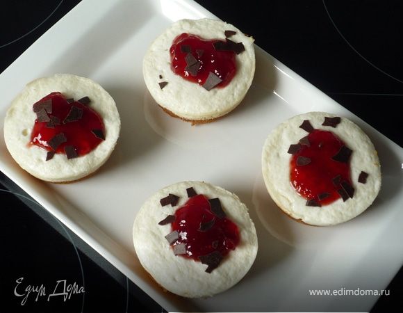 Берем варенье и чайной ложкой выкладываем на маффины, посыпаем шоколадной стружкой и украшаем листиком мяты. Приятного аппетита!