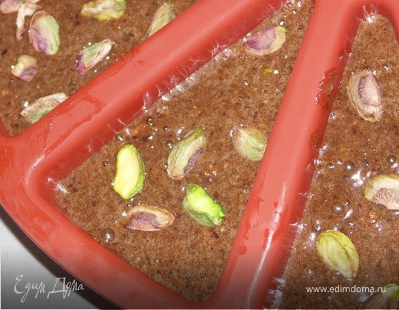 Разогреть духовку до 175-180С.Добавить половину фисташек в тесто и разложить по формочкам .Сверху посыпать оставшимися фисташками.