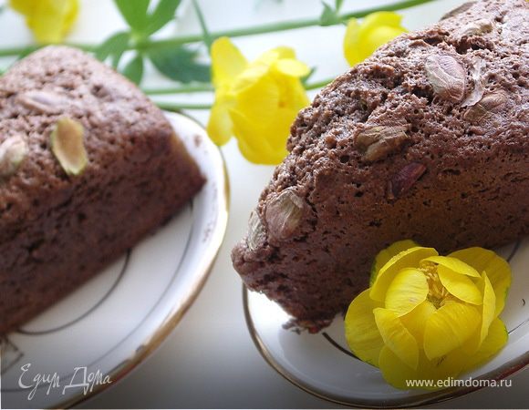 Слегка остудить и вытащить из формочек наши кексы.Можно подождать до полного остывания,а можно кушать чуть тёплыми:))Приятного аппетита!:))
P.S.:Дегустаторы угадали во вкусе шоколад и фисташки;)Кокос совершенно не чувствуется,но добавляет сочности тесту. 