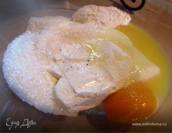 Растереть творог с желтком, мукой, тепленым маслом, 2 ст.л. сахарной пудры, ванилью, 