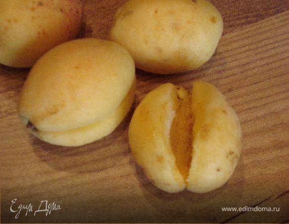   Из абрикос удаляем косточки.
Разламываем на мелкие кусочки шоколад, добавляем к нему сливочное масло и топим его на водяной бане (топим отдельно черный и белый шоколад). Растопленным черным шоколадом наполняем одну из двух половинок абрикоса.На шоколад кладем миндаль.
  Вторую половинку наполняем белым шоколадом и сверху кладем малину.Соединяем две половинки и обмакиваем половину абрикоса в шоколаде.Сверху посыпаем тертым миндалем.
   Десерт готов! Приятного аппетита!!!
