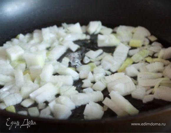  Из сваренного картофеля делаю пюре;
 Добавляю маргарин,мелко натёртую цедру лимона, предварительно нарезанный и поджаренный лук, мелко нарезанную зелень(укропчик),соль и специи( можно и кориандр в зёрнах,а в следующий раз карри,а однажды перец чили);
  Перемешиваю.