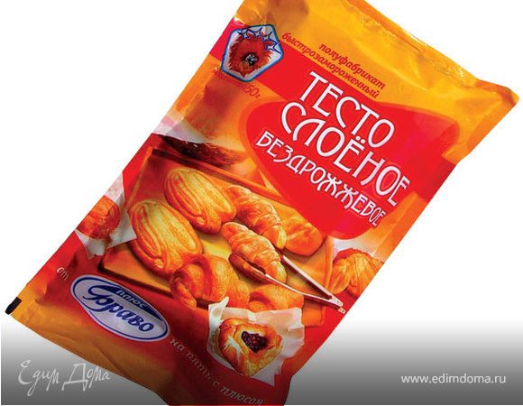   Достаю из духовки припечённое тесто;
  Выкладываю на него картофельную пюре-начинку;
  Сверху равномерно распределяю натертый сыр( любой);
  Закрываю начинку сверху  концами листа теста как в "тряпочку" только узелка не хватает))))));
  И в духовку на 20 мин максимум.
