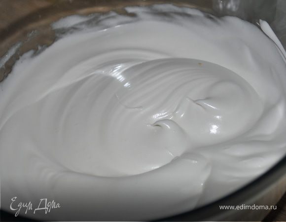 Белки используйте только из холодильника. Желательно и миску охладить.
Белки взбейте с солью сначала на малых оборотах миксера, затем на высоких.
Добавьте лимонный сок, сахар и взбивайте, пока она не станет блестящей, упругой, а сахар полностью не растворится.